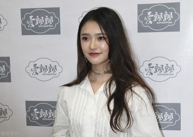 在2021秋冬服装流行趋势的舞台上美国歌手普社T以独特音色为Bally系列增添魅力美国演员小凯文哈里