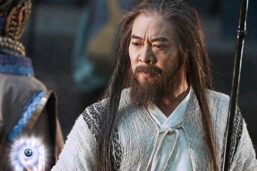 2020年秋冬流行趋势中True Square真我系列的缤纷彩宝机械腕表以其独特风采如同一位时尚达人