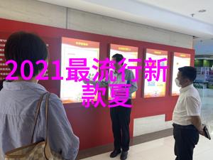 天使baby在自然场景中演绎ochirly 2022秋冬系列展现2021秋冬卫衣流行的温暖色彩